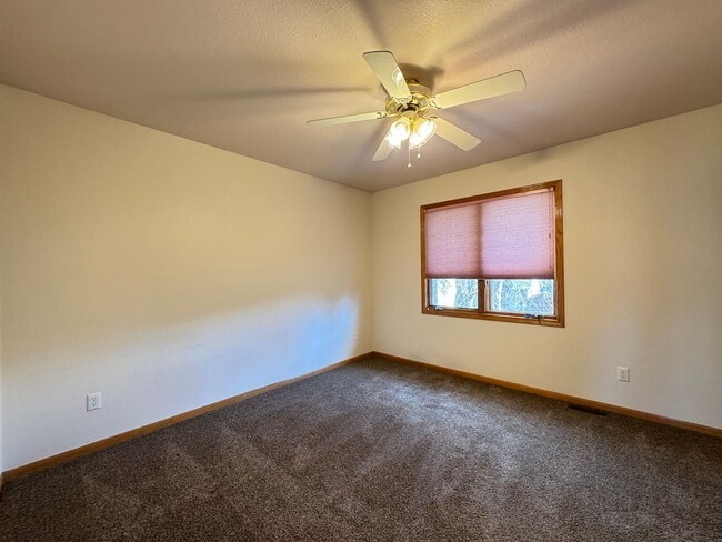 Building Photo - Spacious home in English Ranch