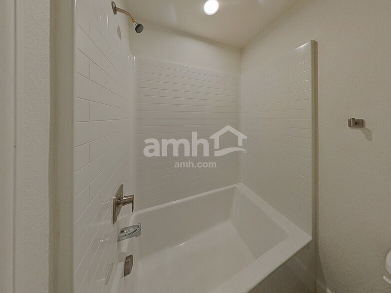 Building Photo - 1710 Viaggio Ave