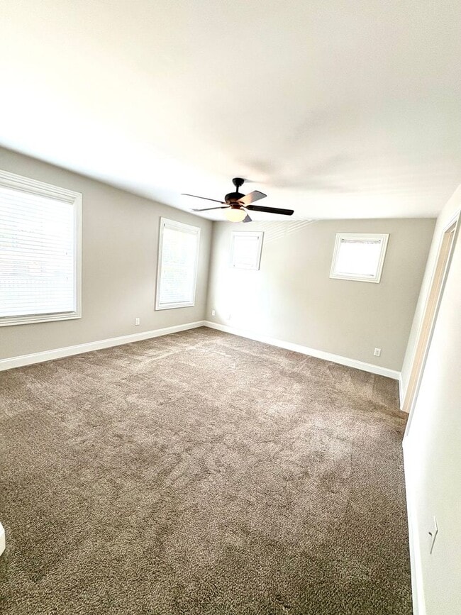 Building Photo - Beautiful 3 bedroom, 2.5 bath in South Nas...