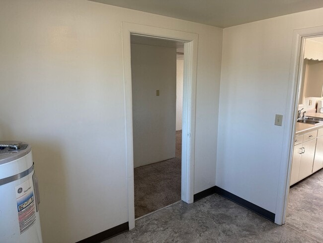 Building Photo - Large upstairs 2 bedroom apartment!
