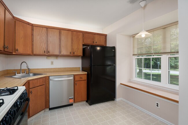 Building Photo - 11 Abelia Ct