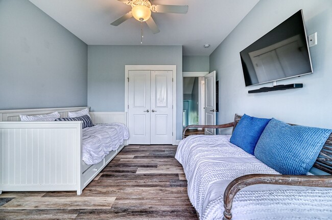 Building Photo - PET FRIENDLY FURNISHED OFF-SEASON RENTAL A...