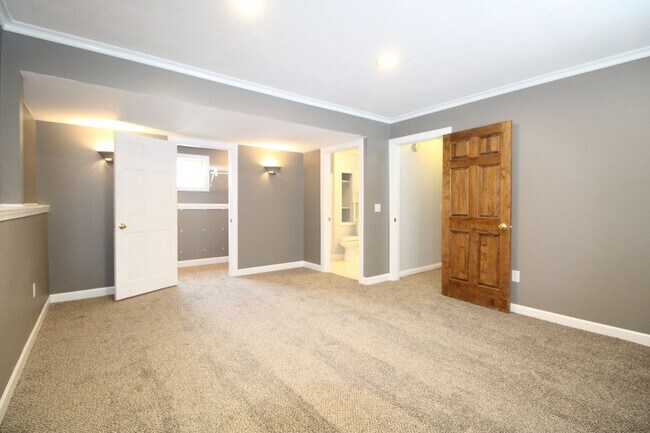 Building Photo - QUIET NEIGHBORHOOD!!  3 Bedroom, 1.5 Bath Home in Norwalk