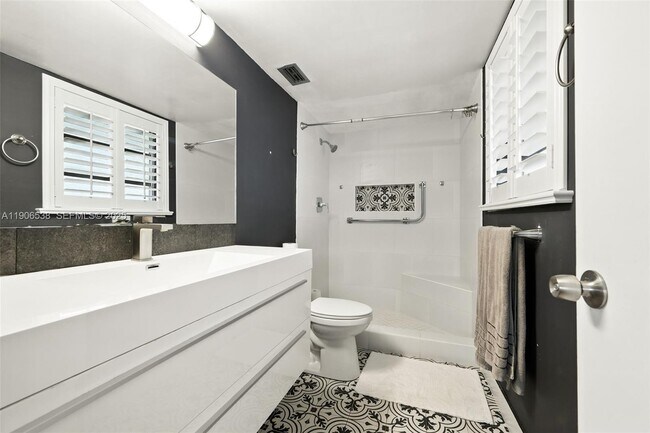 Building Photo - 1350 NE 191st St