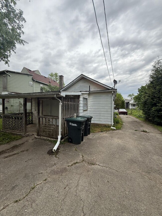 Building Photo - 2 Bed 1 Bath - Off Street Parking/Washer Dryer Hook Up!