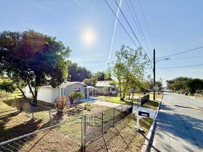 Building Photo - 1221 Jewel Ave