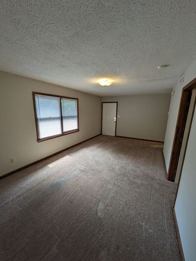 Building Photo - 1BD/1BA Upstairs Unit at Westmont