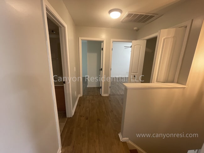 Building Photo - Beautiful 3b Room!Move in ready!