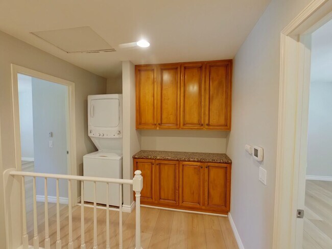 Building Photo - **Open House** Friday, June 12th, TIME: 3:30pm - 4:30pm