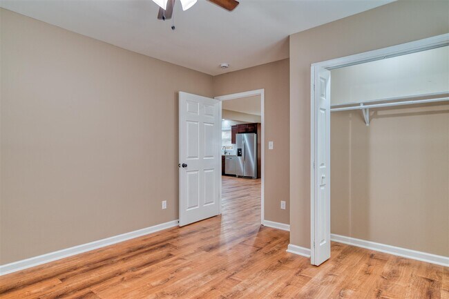 Building Photo - 704 W 7th St