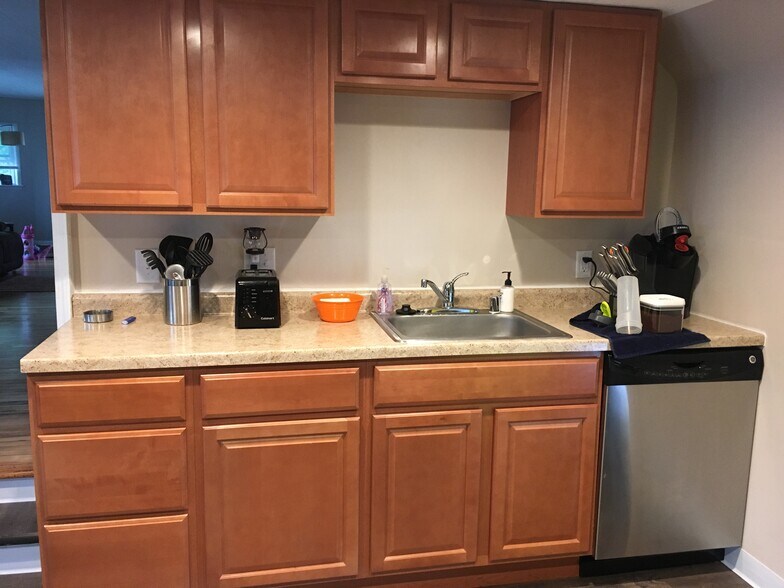 Building Photo - 452 E Holum St