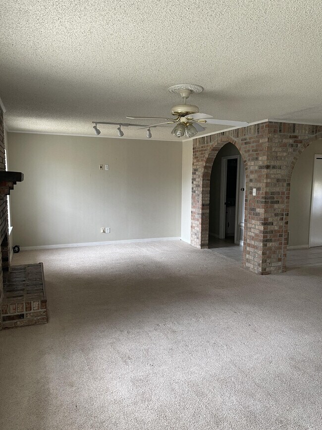 Building Photo - 12081 Longwood Dr