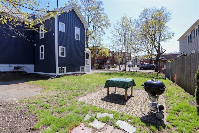 Building Photo - 8 Webster St