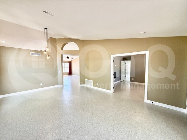 Building Photo - 2218 E Desert Trumpet Rd