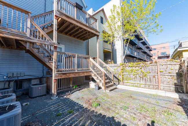 Building Photo - 1431 W Belmont Ave