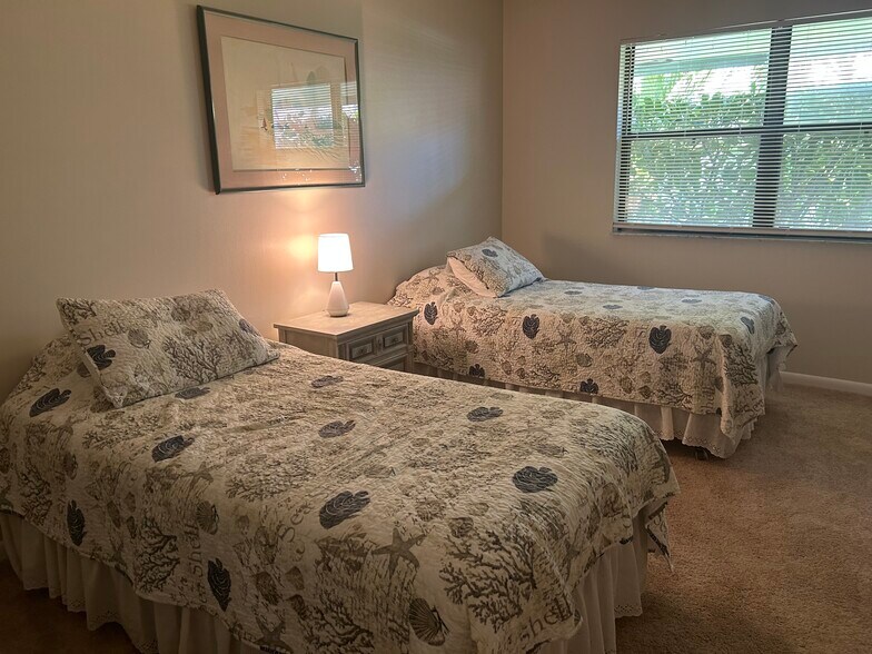 Building Photo - 1127 E Seminole Ave