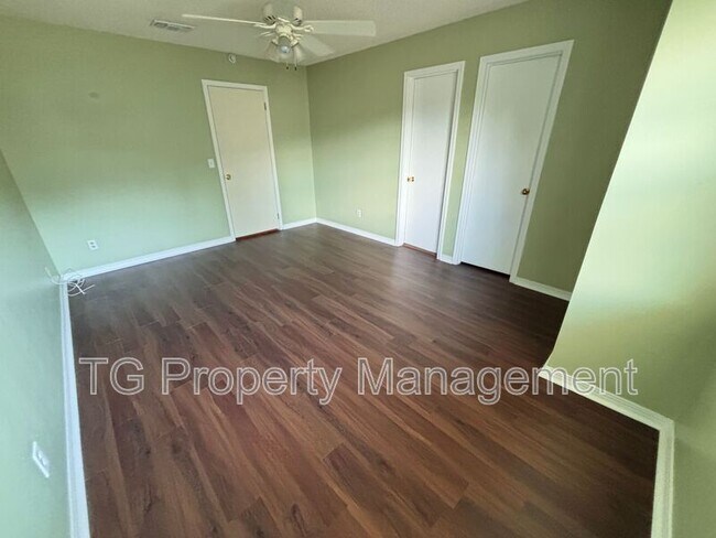 Building Photo - 8531 Sturbridge Cir E