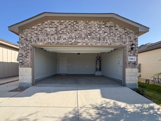 Building Photo - 9306