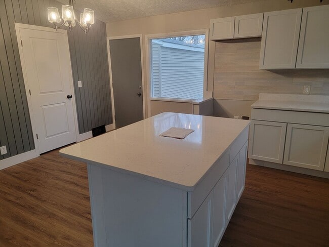 Building Photo - 1196 Thorndale Dr