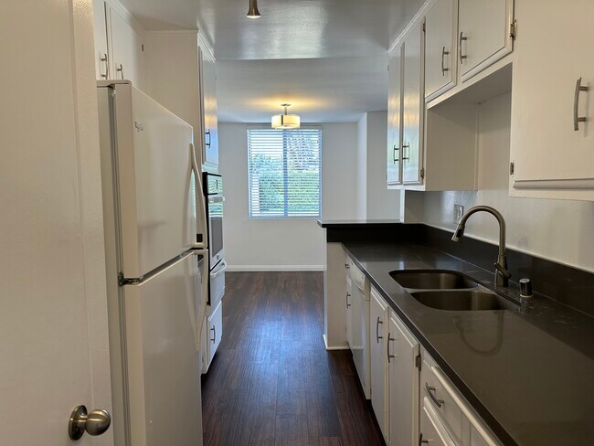 Building Photo - La Vicente