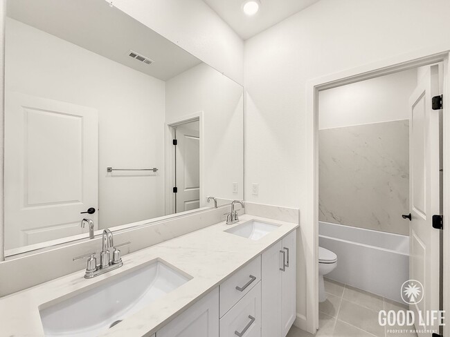 Building Photo - Stunning 3B/2.5BA Townhome in San Marcos A...