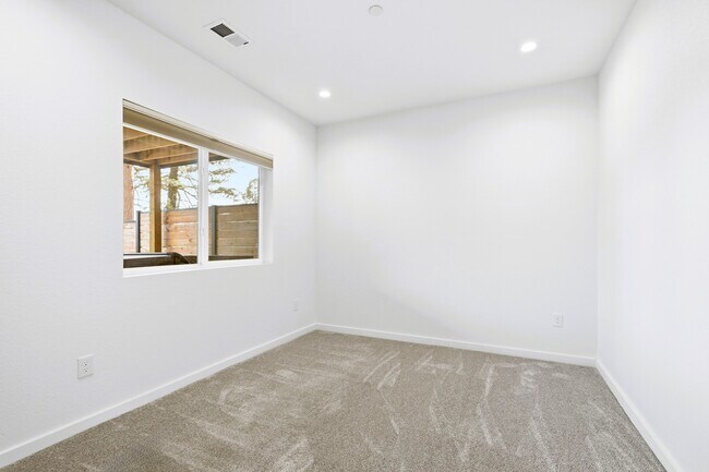 Building Photo - 191 Diamond Dr