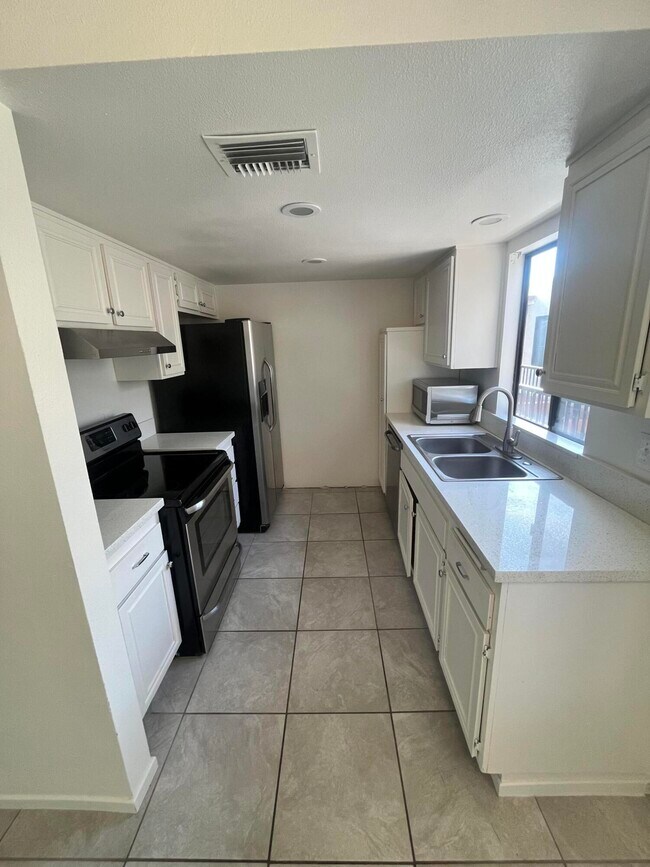 Building Photo - 1407 N Sunrise Way