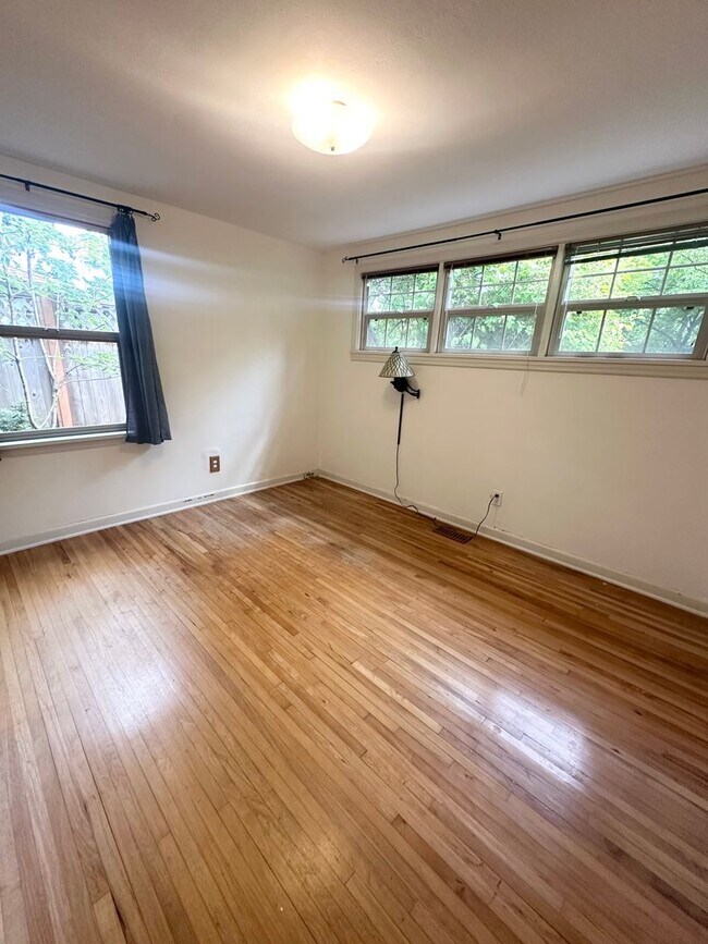 Building Photo - Charming 2-Bedroom, 1-Bathroom House in North Seattle.