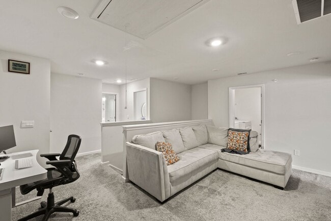 Building Photo - Gorgeous 3 BR/2.5 BA Townhome in Marietta-...