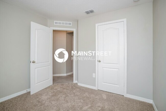 Building Photo - 5 Bedroom Pet-Friendly Home in Mascotte, FL with Main Street Renewal