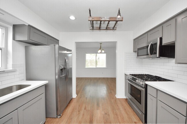 Building Photo - 10327 Sageburrow Dr