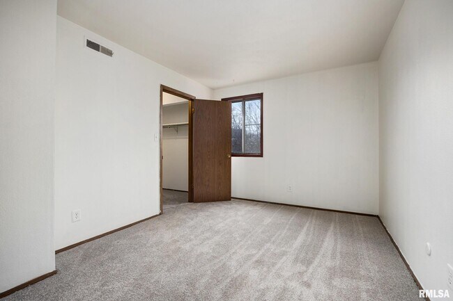 Building Photo - 1300 W Jeth Ct