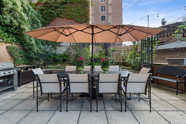 Building Photo - 2130 N Lincoln Park W