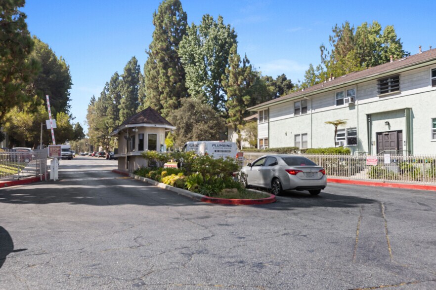Building Photo - 5830 Bowcroft St