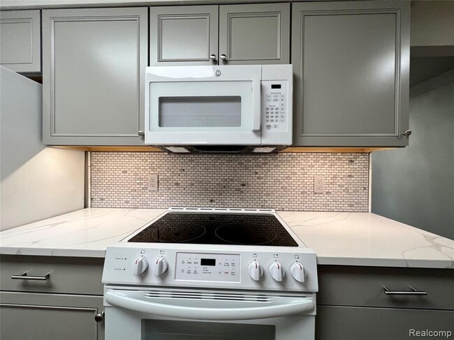 Building Photo - 521 E University Dr