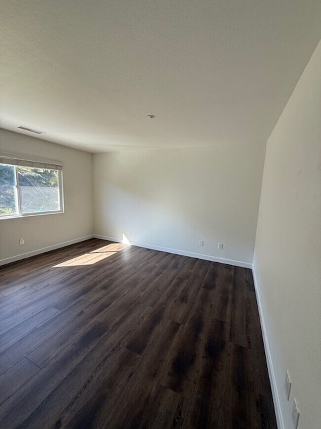 Building Photo - Very Nice 4 bedroom, 3 full bath home in much desired Lakeside neighborhood.