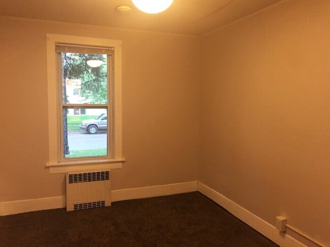 Building Photo - Private Entrance & Wood Floors!