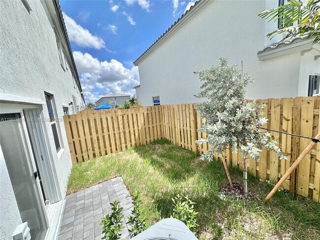 Building Photo - 191 SE 11th St