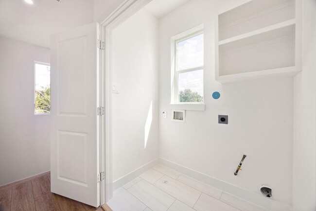 Building Photo - 2121b Hoskins Dr