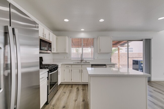 Building Photo - NORTH SHORES REFRESHED 2 STORY HOME WITH FIREPLACE AND LARGE BACKYARD