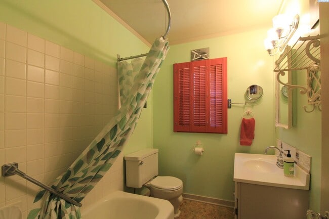 Building Photo - 2 BD, 1 BA with office, FURNISHED home
