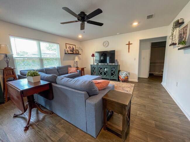 Building Photo - 5695 Guinevere Ln