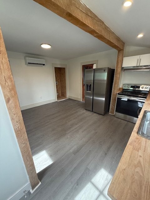 Building Photo - Walk to Downtown Norway from This Bright, Beautifully Renovated First-Floor Apartment