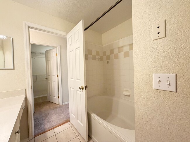 Building Photo - Top-Floor Condo in Grand Reserve at Windor Parke