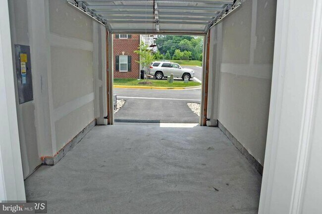 Building Photo - 9549 Hyde Pl