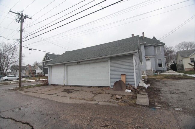 Building Photo - 1428 Main St