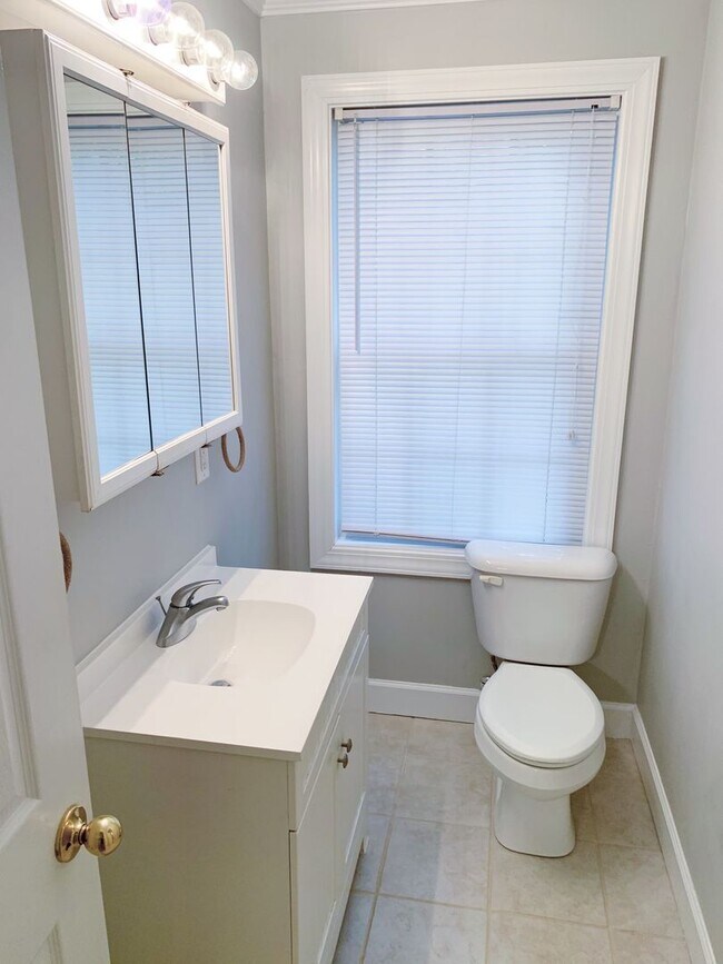 Building Photo - Fenced in 4 bedroom home for 4 or 3 people!