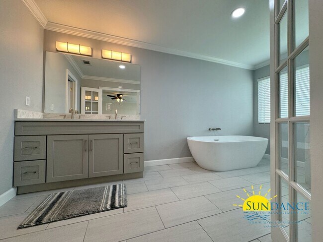 Building Photo - Waterfront Luxury Living on Cinco Bayou!