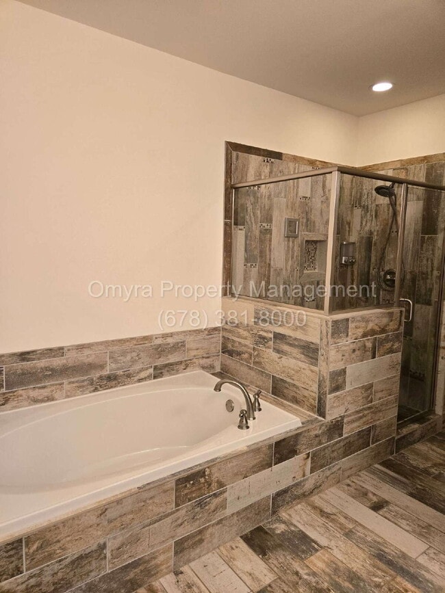 Building Photo - Gorgeous Townhouse near Ansley Mall!