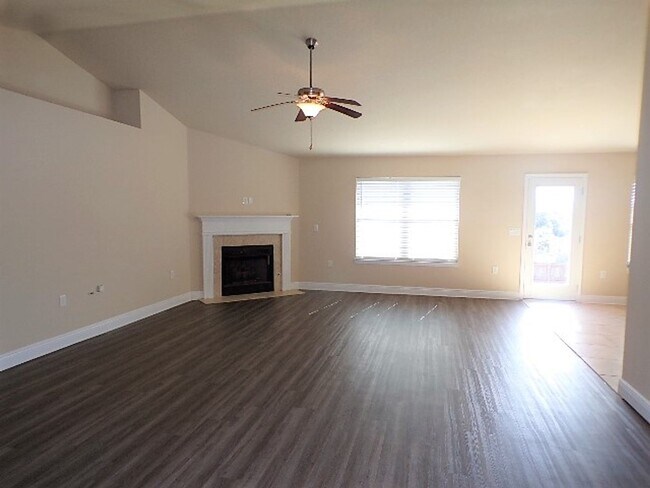 Building Photo - Spacious 3-Bedroom Home